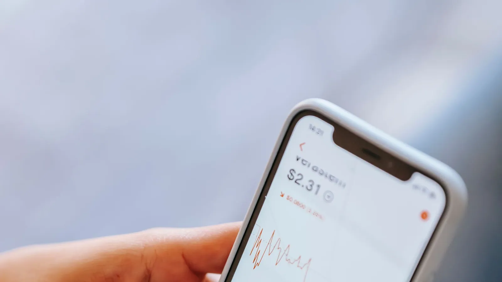 مشهد عمل رقمي واضح يدعم موضوع الصفحة